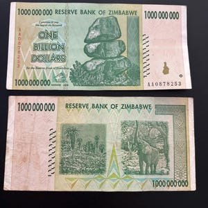 Könnte beinhalten: Ein simbabwischer Banknote mit grünem Hintergrund und einem Wert von einer Milliarde Dollar. Die Vorderseite des Scheins zeigt einen Steinhaufen und den Text "Reserve Bank of Zimbabwe". Die Rückseite des Scheins zeigt einen Elefanten und den Text "1000 000 000".
