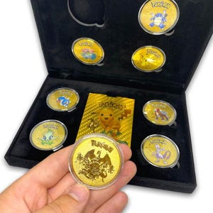 Coleção Pokémon moedas banhadas a ouro e cartões de plástico em estojo de colecionador de veludo preto