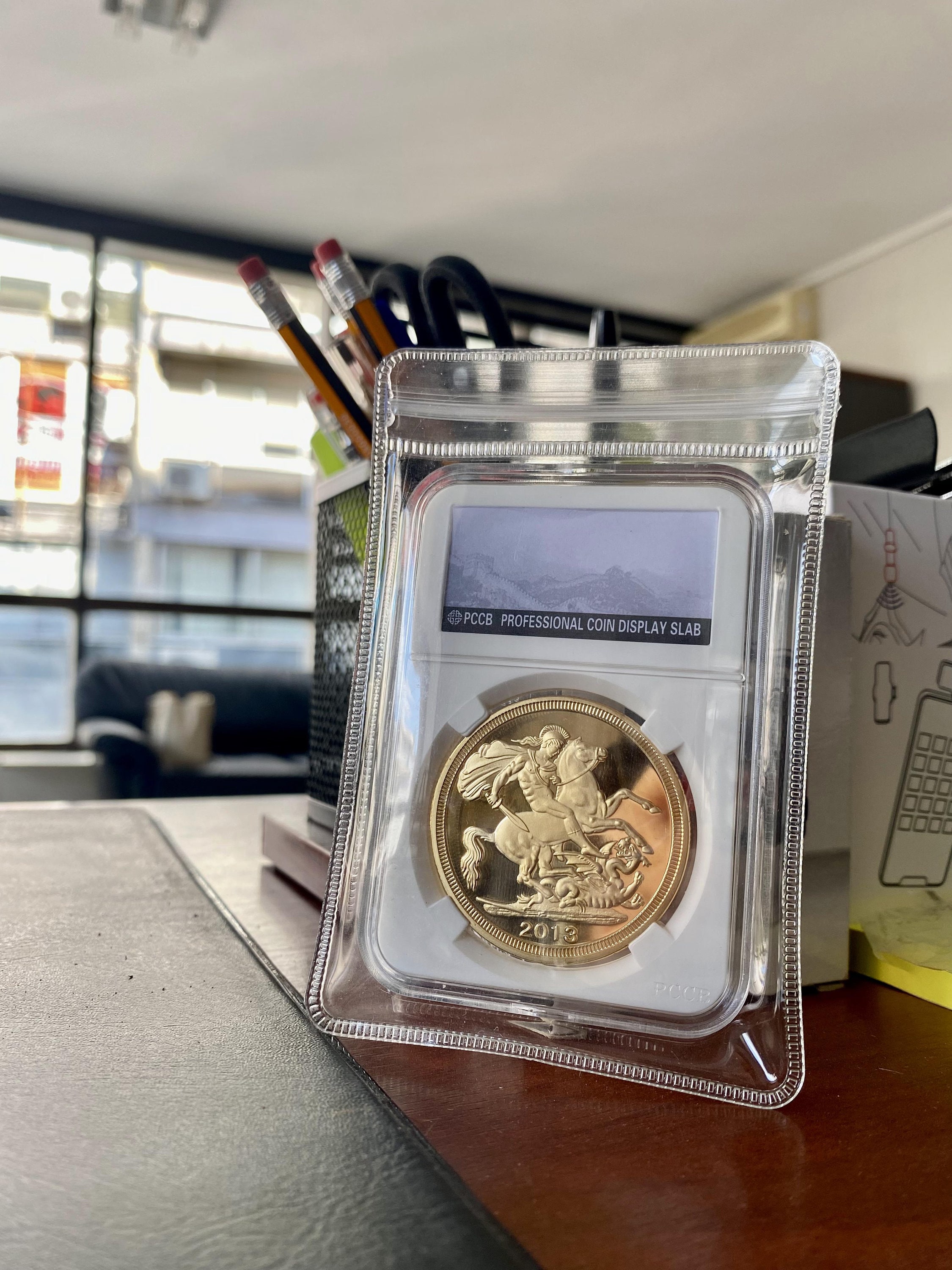 英国ソブリン金メッキ5ポンドコインエリザベス女王英国レプリカ1枚、保護コレクターケース入り - Etsy 日本