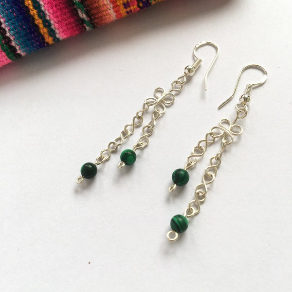 Boucles d’oreilles en fil d’argent et pierres de malachite