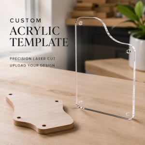 Könnte beinhalten: Eine transparente Acrylvorlage mit abgerundeten Ecken und vorgebohrten Löchern, platziert neben einer hellen Holzvorlage in der gleichen Form. Der Text CUSTOM ACRYLIC TEMPLATE PRECISION LASER CUT UPLOAD YOUR DESIGN ist sichtbar.