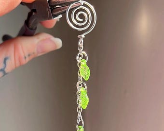 Leafy charmed spiral tea bag weight