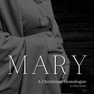 Puede incluir: Una foto en blanco y negro de una mujer embarazada que lleva una túnica larga y un cinturón. La palabra "MARY" está escrita en blanco en la parte inferior de la imagen. El texto "A Christmas Monologue by Tiffany Holden" está escrito en blanco debajo de la palabra "MARY".