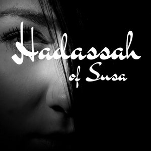 Könnte beinhalten: Schwarzweißfoto eines Frauen Gesichts mit dem Text "Hadassah of Susa" und "a one-woman storytelling performance" darunter.