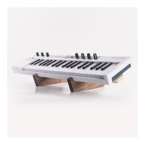 Adjustable stand for synthesizers and keyboards in solid walnut and maple