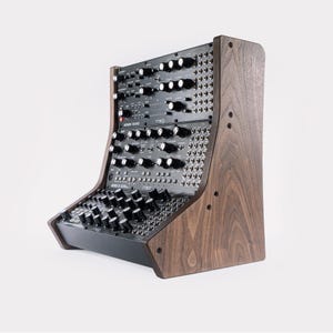 Soporte Moog de 3 niveles en nogal macizo para DFAM, Mother-32, Subharmonicon, Labryinth, Spectravox y Eurorack