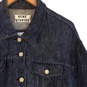Puede incluir: Una chaqueta vaquera azul oscuro con una etiqueta blanca que dice "Acne Studios".
