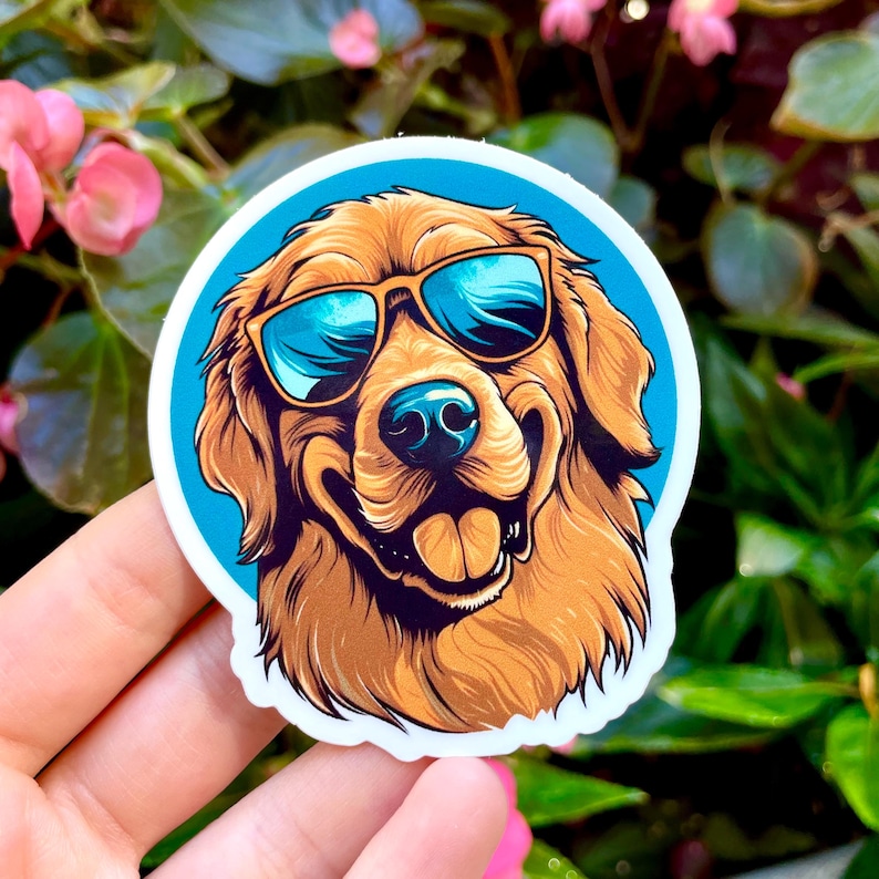 K&ouml;nnte beinhalten: Ein Aufkleber mit einer Cartoon-Illustration eines Golden Retriever-Hundes, der eine blaue Sonnenbrille tr&auml;gt. Der Hund l&auml;chelt und hat einen blauen Hintergrund.