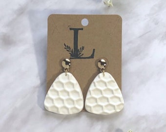 Handgemachte Honigwabenohrringe aus Polymer Clay: Hypoallergener Schmuck