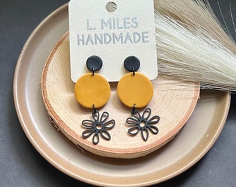 Handgemachte gelbe Blumen-Ohrringe: Schwarze Polymer Clay Ohrringe