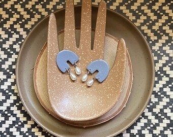 Graue Polymer Clay Ohrringe mit Perlen Akzent