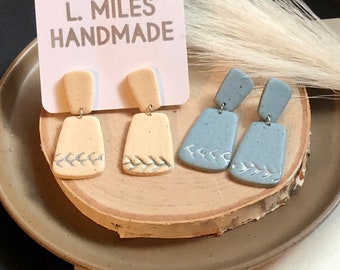 Handgemachte Ohrringe aus Polymer Clay in der Farbe Elfenbein mit Blau gesprenkelt