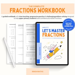 Peut inclure: Un cahier d'exercices sur les fractions intitulé Let's Master Fractions pour les années 4-6, avec une tablette affichant une couverture illustrée d'un personnage sur un crayon, accompagné de pages imprimées et d'un stylet blanc.