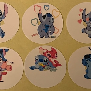 Może przedstawiać: Sześć okrągłych naklejek z postacią Stitcha z filmu Lilo & Stitch. Każda naklejka przedstawia Stitcha w różnych pozach, takich jak rysowanie lub jazda na trójkołowym rowerze. Naklejki są głównie niebieskie i różowe, z białym tłem.