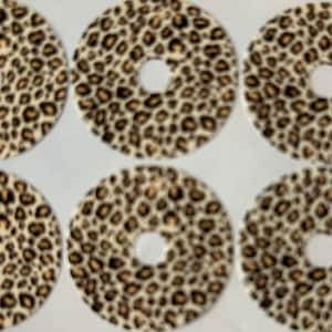 Puede incluir: Seis pegatinas redondas blancas con un diseño de estampado de leopardo marrón. Cada pegatina tiene un agujero en el centro.