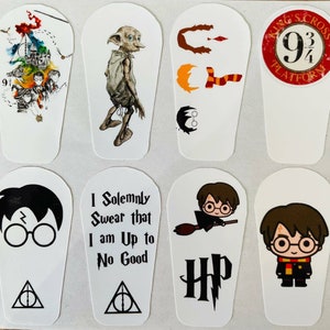 Op de afbeelding: Set van 10 Harry Potter-thema strijkpatches. De patches bevatten verschillende personages en symbolen uit het Harry Potter-universum, waaronder Harry Potter, Dobby, het Hogwarts-wapen en het Platform 9 3/4-bord.