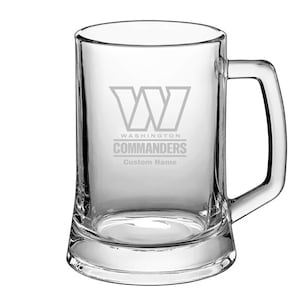 Puede incluir: Una jarra de cerveza de vidrio transparente con un logotipo blanco de los Washington Commanders y el texto "Custom Name".