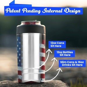 K&ouml;nnte beinhalten: Ein isolierter Getr&auml;nkek&uuml;hler aus Edelstahl mit einem rot-wei&szlig;-blauen amerikanischen Flaggenmuster. Der K&uuml;hler ist f&uuml;r 350 ml Dosen, 350 ml Flaschen und schlanke Dosen sowie 470 ml Getr&auml;nke ausgelegt.