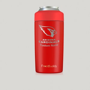 Pode incluir: Resfriador de latas vermelho isolado com um logotipo prateado do Arizona Cardinals e o texto "Arizona Cardinals Custom Name" e "Frost Buddy".