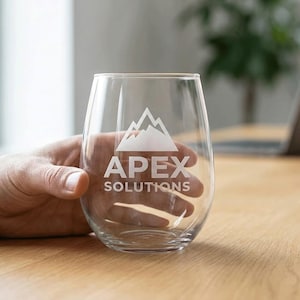 Gestroomlijnde wijnglazen zonder steel met aangepast logo - perfect voor relatiegeschenken en evenementen