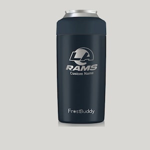 Puede incluir: Un portavasos de lata aislado de color azul marino con un logotipo de los Rams plateado y el texto "RAMS Custom Name" y "FrostBuddy".