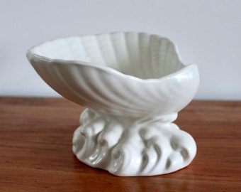 Midcentury Pottery Dartmouth Shell Dish on Wave Pedestal, Matt White Pottery, Clam Shell Bowl, Shell Soap Dish, Coastal Decor, Trinket Dish