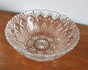 Beautiful Glass Bowl, Made in France | Sweet Bowl. Clear Vintage Fruit Bowl, Decorative Bowl, Sweet Bowl, Vintage Kitchenware, Retro Bowl