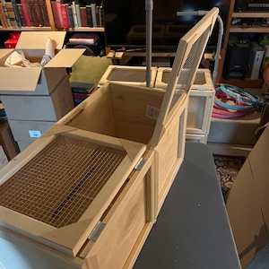 Brooder box Double lid Deluxe with bottom/light pole (light not included) QR code, video instructions located in photos.