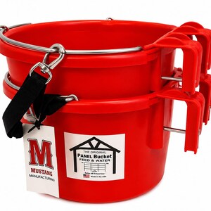 Może przedstawiać: Jaskrawoczerwone plastikowe wiadro z metalowym uchwytem i dwoma czerwonymi plastikowymi haczykami do montażu. Biała etykieta zawiera literę M oraz napis Mustang Manufacturing. Biała etykieta przedstawia grafikę panelu oraz napis The Original Panel Bucket Feed & Water.