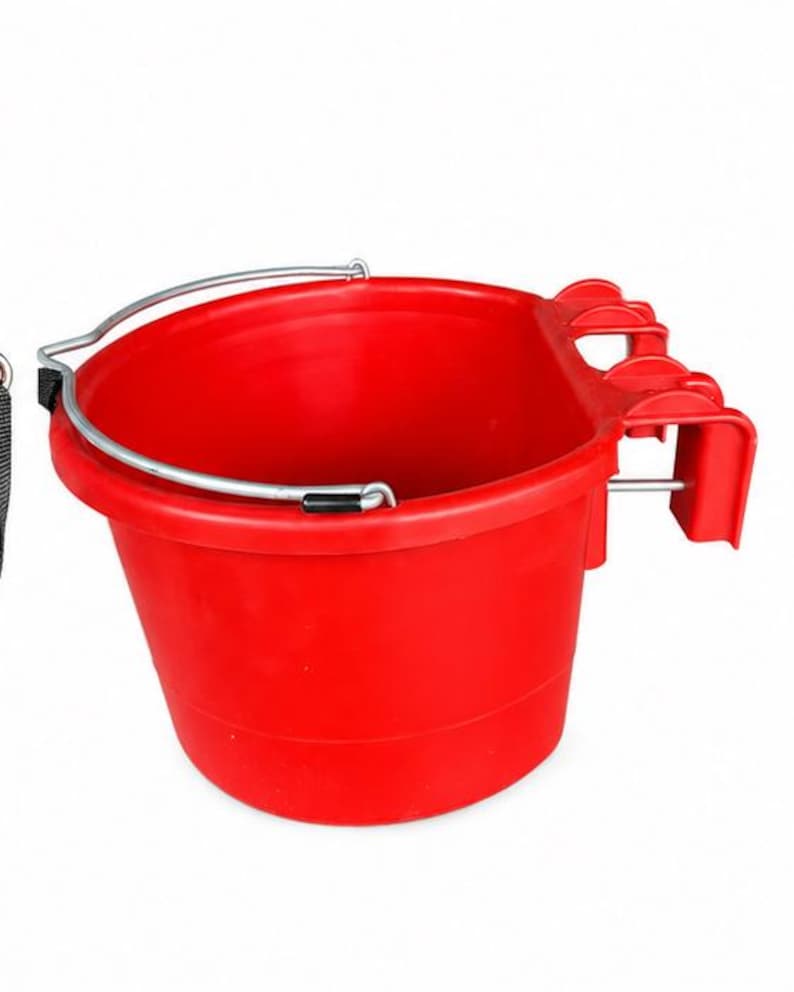 Może przedstawiać: Jaskrawoczerwone plastikowe wiadro z płaską tylną stroną wyposażoną w trzy zintegrowane haczyki do montażu. Wiadro posiada srebrny metalowy uchwyt z czarnymi plastikowymi nakładkami w punktach mocowania, przeznaczone do zawieszenia na ogrodzeniu.