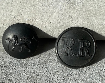2 boutons d’uniforme noirs antiques