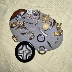 Vintage Jewelry 22 Brooches