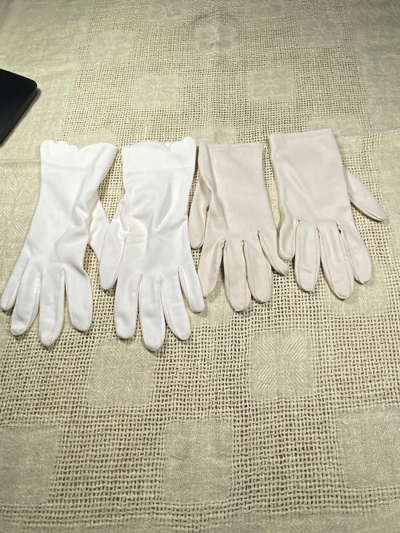 2 Pair Vintage Ladies Gloves - 1 Pair Beige -- 1 P