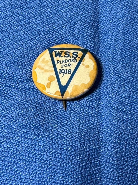 Vintage W.S.S. Pledged For 1918 Pin Pinback WWI S… - image 1