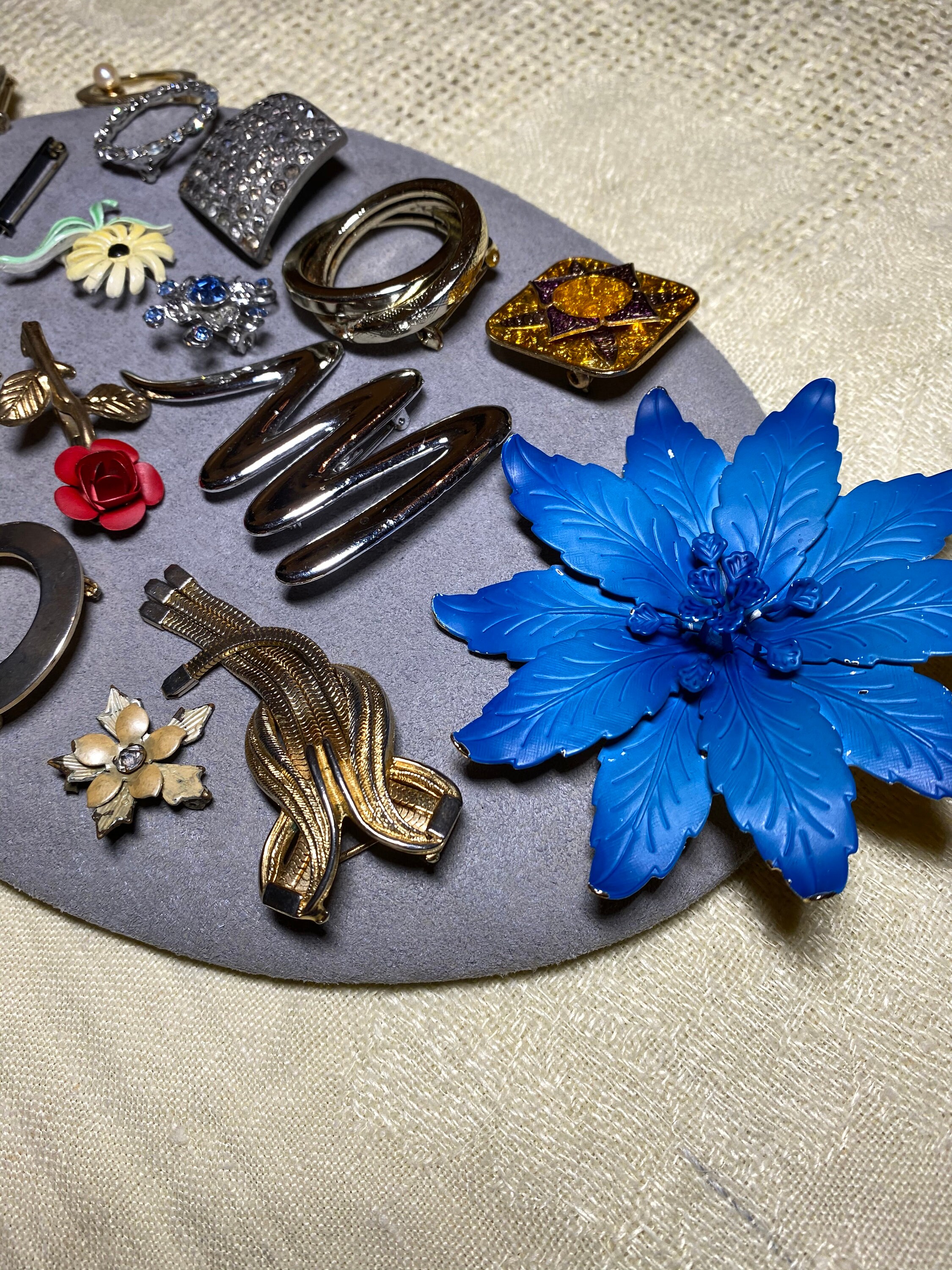 * vintage brooch ୨୧ *✵ ヴィンテージ ブローチ (f) DAISY＂SILVER BROOCH. ヴィンテージブローチ