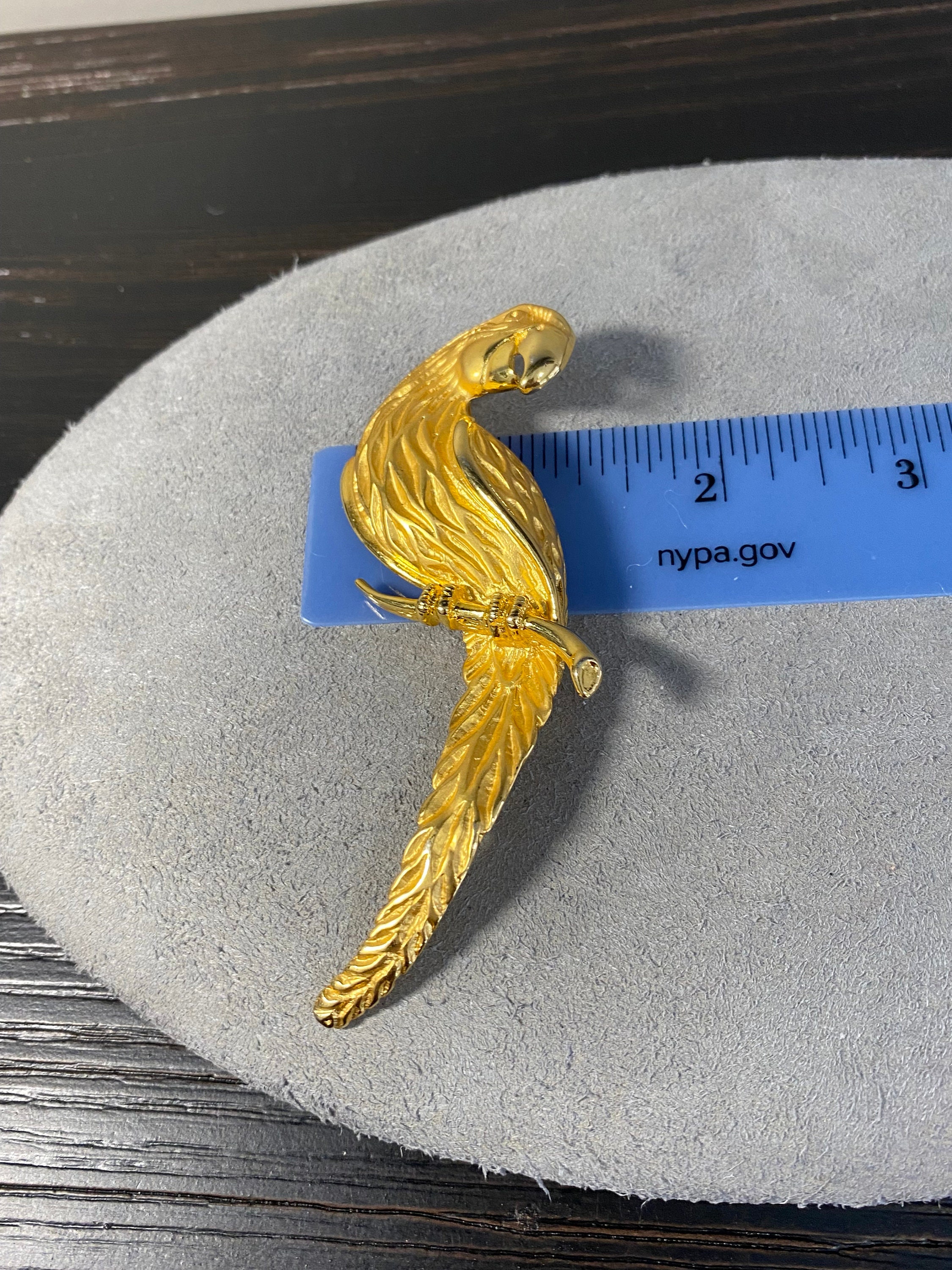 大きく羽ばたく鳥のブローチ（金色） JJ brooch bird pins