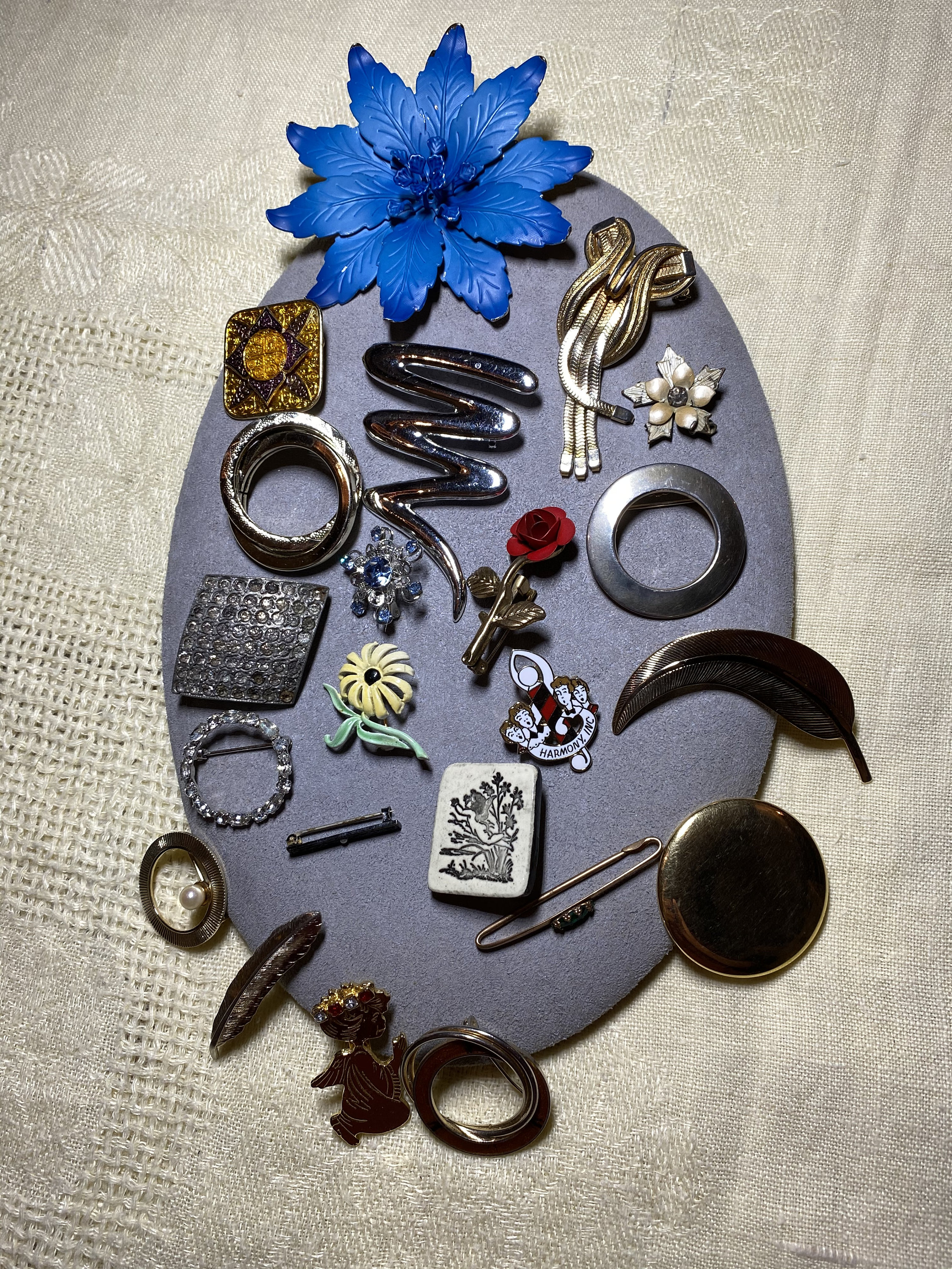 * vintage brooch ୨୧ *✵ ヴィンテージ ブローチ (f) DAISY＂SILVER BROOCH. ヴィンテージブローチ