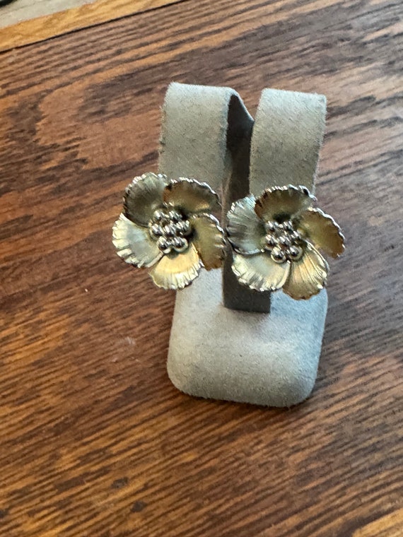 Vintage CORO Silver Tone Flower Screw Back Earrin… - image 8