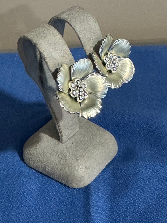 Vintage CORO Silver Tone Flower Screw Back Earrin… - image 1