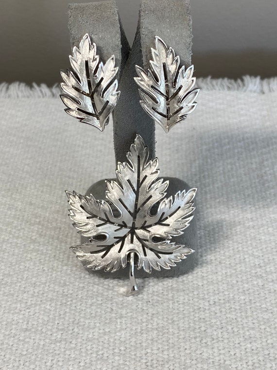 Trifari silver leaf brooch deals