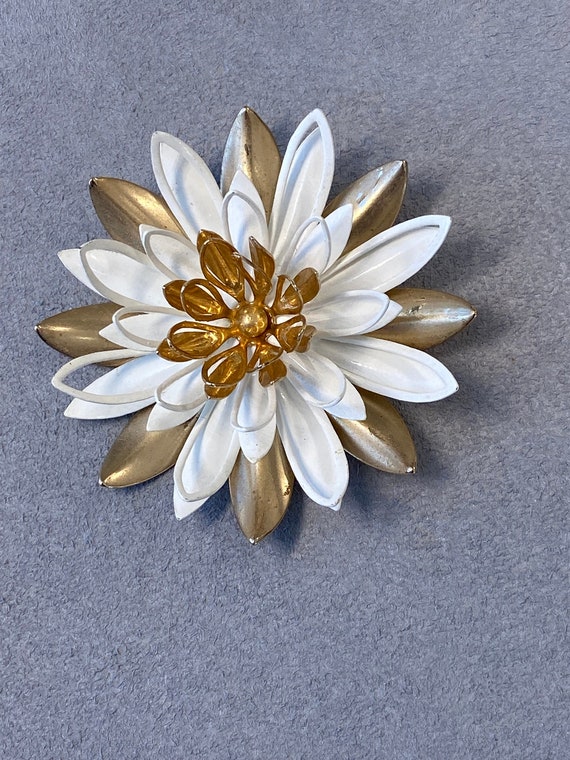 Signed Vintage Sarah Coventry Water Lily Brooch - image 1