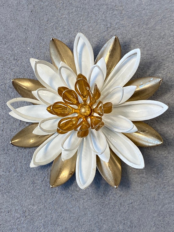 Signed Vintage Sarah Coventry Water Lily Brooch - image 2
