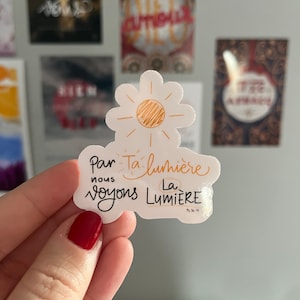 Autocollant "Par Ta lumière, nous voyons la lumière" Psaumes 36:10, vinyle imperméable, encouragement, verset biblique