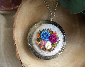 Hand Embroidery Floral Pendant Locket Necklace with Photo , Wildflower Embroidered Jewelry,Vintage Gift for her,women