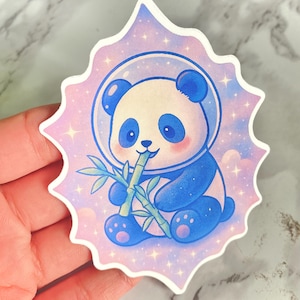 Weltraum Panda Aufkleber - Süßer Astronaut Panda, der Bambus isst - Pastel Galaxy Vinyl Aufkleber