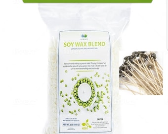 Pode incluir: Um saco branco de flocos de cera de soja com o texto "Soy Wax Blend" e "Longer Lasting and No Frosting" na frente. O saco está sobre uma superfície branca. Há um pequeno recipiente branco com ervilhas verdes ao redor. Também se vê um close-up de um pacote de pavios de algodão natural com pontas de metal.