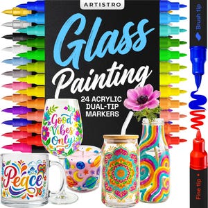 Op de afbeelding: Een set van 24 acrylmarkers met dubbele punt van Artistro voor glasschilderen. De afbeelding toont een zwarte doos met de tekst Glass Painting 24 Acrylic Dual-Tip Markers, omringd door kleurrijke markers, een beschilderd wijnglas en potten.