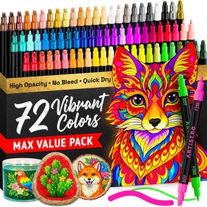 Può includere: Un set di 72 pennarelli dai colori vivaci in una scatola nera con il testo 72 Vibrant Colors MAX VALUE PACK. La scatola presenta un'illustrazione di una volpe, una candela con un pappagallo, un sasso dipinto a cactus e un disco di legno.