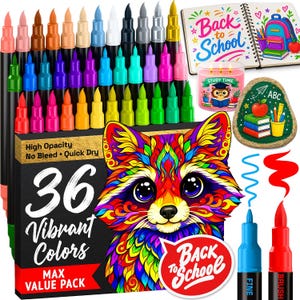 Può includere: Un set di 36 pennarelli vivaci in una scatola nera con un'illustrazione di un procione colorato e il testo 36 Vibrant Colors Max Value Pack. Include un quaderno Back to School, una candela Study Time, un sasso dipinto e due pennarelli.