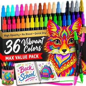 Op de afbeelding: Een set van 36 levendige kleurmarkers in een zwarte doos met de tekst 36 Vibrant Colors MAX VALUE PACK, High Opacity, No Bleed, Quick Dry. De doos bevat een kleurrijke vossenillustratie, een notitieboek met Back to School en een pennenhouder.